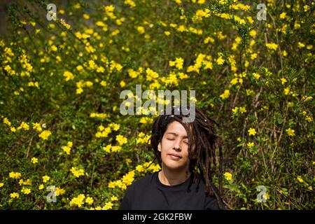 Schöne Frau mit locs in der Natur geschossen Stockfoto