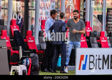 Mailand, Italien. September 2021. Olivier Giroud (R) vom AC Mailand und Paolo Maldini (L) Technical Area Director des AC Mailand werden während des Fußballspiels der Serie A 2021/22 zwischen dem AC Mailand und der SS Lazio im Giuseppe-Meazza-Stadion in Mailand gesehen.(Endstand; AC Mailand 2:0 SS Lazio) Credit: SOPA Images Limited/Alamy Live News Stockfoto