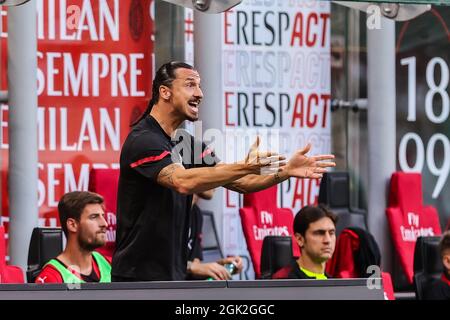 Mailand, Italien. September 2021. Zlatan Ibrahimovic vom AC Mailand reagiert während des Fußballspiels der Serie A 2021/22 zwischen dem AC Mailand und der SS Lazio im Giuseppe-Meazza-Stadion in Mailand. (Endergebnis; AC Milan 2:0 SS Lazio) Credit: SOPA Images Limited/Alamy Live News Stockfoto