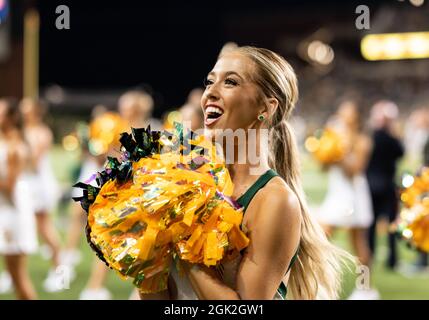 Waco, Texas, USA. September 2021. Baylor Bears Cheerleader treten während der 2. Hälfte des NCAA Football-Spiels zwischen den Texas Southern Tigers und Baylor Bears im McLane Stadium in Waco, Texas, auf. Matthew Lynch/CSM/Alamy Live News Stockfoto