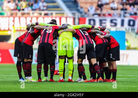 Mailand, Italien. September 2021. AC Mailand Team gesehen während der Serie A 2021/22 Fußballspiel zwischen AC Mailand und SS Lazio im Giuseppe Meazza Stadion in Mailand. (Endnote; AC Milan 2:0 SS Lazio) (Foto: Fabrizio Carabelli/SOPA Images/Sipa USA) Quelle: SIPA USA/Alamy Live News Stockfoto