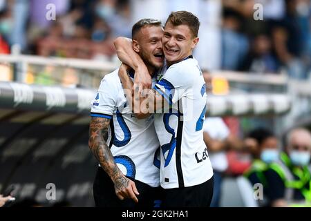 Genua, Italien. 12. September 2021. Federico Dimarco vom FC Internazionale feiert mit Nicolo Barella vom FC Internazionale ein Tor während des Fußballspiels der Serie A zwischen UC Sampdoria und FC Internazionale. Kredit: Nicolò Campo/Alamy Live Nachrichten Stockfoto