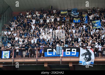 Genua, Italien. 12. September 2021. Fans des FC Internazionale zeigen ihre Unterstützung vor dem Fußballspiel der Serie A zwischen UC Sampdoria und FC Internazionale. Kredit: Nicolò Campo/Alamy Live Nachrichten Stockfoto