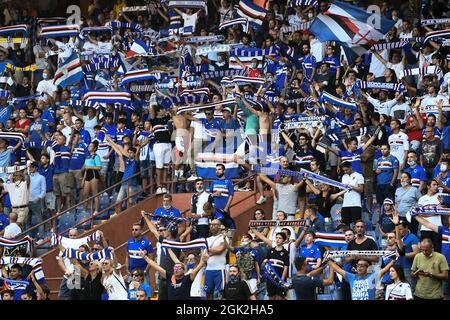 Genua, Italien. 12. September 2021. Fans von UC Sampdoria zeigen ihre Unterstützung vor dem Fußballspiel der Serie A zwischen UC Sampdoria und dem FC Internazionale. Kredit: Nicolò Campo/Alamy Live Nachrichten Stockfoto