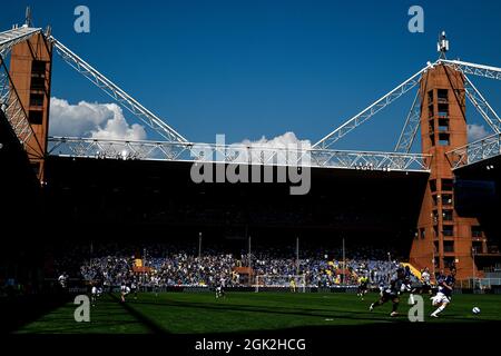 Genua, Italien. 12. September 2021. Die Gesamtansicht zeigt das Stadion Luigi Ferraris während des Fußballspiels der Serie A zwischen UC Sampdoria und dem FC Internazionale. Kredit: Nicolò Campo/Alamy Live Nachrichten Stockfoto