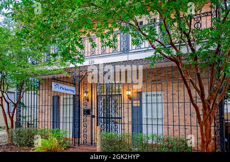 Ein neoeklektisches Bürogebäude aus dem Jahr 1972 ist in der Rue Magnolia, 5. September 2021, in Biloxi, Mississippi, abgebildet. Stockfoto