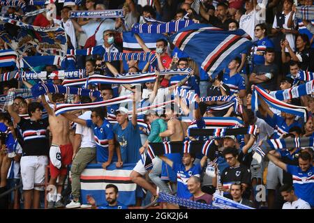Genua, Italien. 12. September 2021. Fans von UC Sampdoria zeigen ihre Unterstützung vor dem Fußballspiel der Serie A zwischen UC Sampdoria und dem FC Internazionale. Kredit: Nicolò Campo/Alamy Live Nachrichten Stockfoto