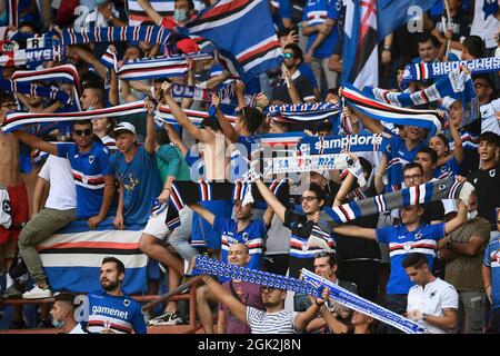 Genua, Italien. 12. September 2021. Fans von UC Sampdoria zeigen ihre Unterstützung vor dem Fußballspiel der Serie A zwischen UC Sampdoria und dem FC Internazionale. Kredit: Nicolò Campo/Alamy Live Nachrichten Stockfoto