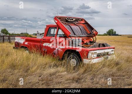 Robsart, SK- 21. August 2021: Verlassene alte rote GMC 910 Pick-up-Truck auf den Prärien von Saskatchewan Stockfoto