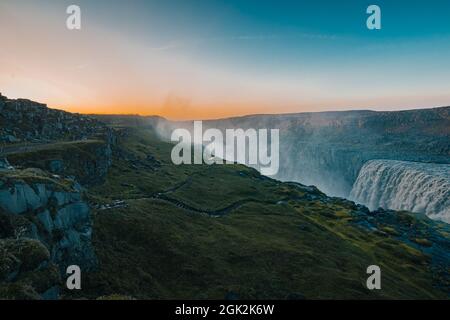 Schöner Hafragilfoss Wasserfall in der Dettiffos Gegend, große Menge Wasser fällt, die einen Tropfenvorhang während des Sommers Sonnenuntergang in satten Farben Stockfoto