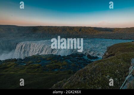 Schöner Hafragilfoss Wasserfall in der Dettiffos Gegend, große Menge Wasser fällt, die einen Tropfenvorhang während des Sommers Sonnenuntergang in satten Farben Stockfoto