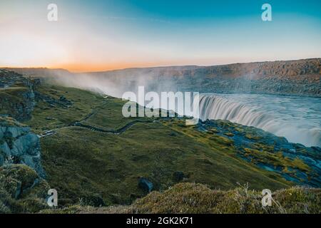 Schöner Hafragilfoss Wasserfall in der Dettiffos Gegend, große Menge Wasser fällt, die einen Tropfenvorhang während des Sommers Sonnenuntergang in satten Farben Stockfoto