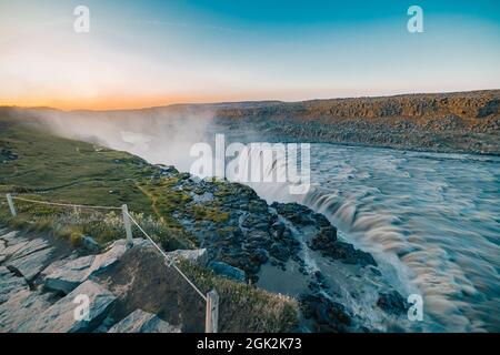 Schöner Hafragilfoss Wasserfall in der Dettiffos Gegend, große Menge Wasser fällt, die einen Tropfenvorhang während des Sommers Sonnenuntergang in satten Farben Stockfoto