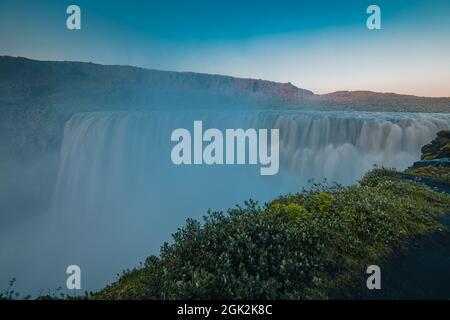 Schöner Hafragilfoss Wasserfall in der Dettiffos Gegend, große Menge Wasser fällt, die einen Tropfenvorhang während des Sommers Sonnenuntergang in satten Farben Stockfoto