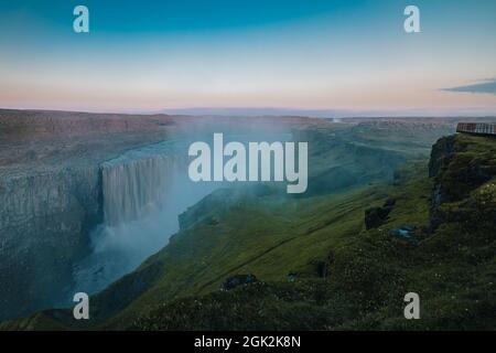 Schöner Hafragilfoss Wasserfall in der Dettiffos Gegend, große Menge Wasser fällt, die einen Tropfenvorhang während des Sommers Sonnenuntergang in satten Farben Stockfoto