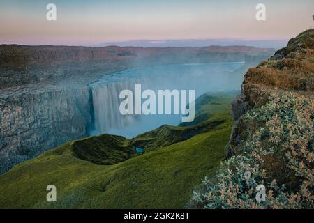 Schöner Hafragilfoss Wasserfall in der Dettiffos Gegend, große Menge Wasser fällt, die einen Tropfenvorhang während des Sommers Sonnenuntergang in satten Farben Stockfoto