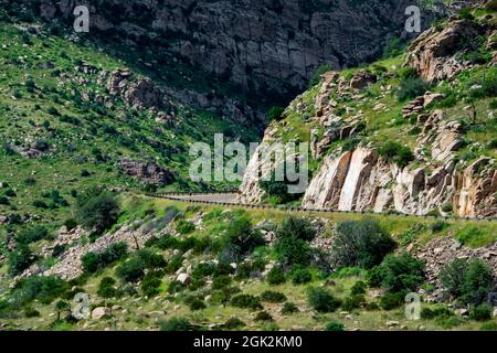 Catalina Highway, der durch die Mount Lemmon Range führt, von der Windy Point Vista aus gesehen. Stockfoto