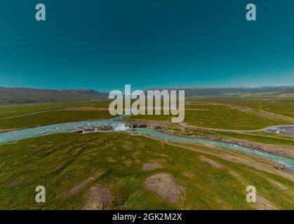 Godafoss Wasserfall im Norden islands, ein schöner Anblick von oben. Drohnenansicht des godafoss Wasserfalls an einem warmen Sommertag. Stockfoto