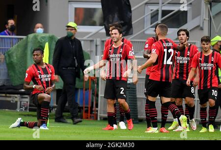 Mailand, Italien. September 2021. Rafael Leao (1. L) von AC Mailand feiert sein Tor während eines Fußballspiels der Serie A zwischen AC Mailand und Latium in Mailand, Italien, am 12. September 2021. Quelle: Str/Xinhua/Alamy Live News Stockfoto