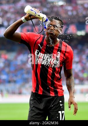 Mailand, Italien. September 2021. Rafael Leao von AC Mailand erfrischt sich bei einem Fußballspiel der Serie A zwischen dem AC Mailand und dem Latium in Mailand, Italien, am 12. September 2021 mit einer Flasche Wasser. Quelle: Str/Xinhua/Alamy Live News Stockfoto