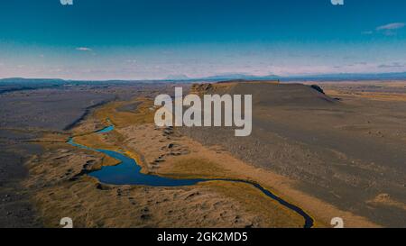 Einzelner Krater im Zentrum von nordisland an einem trockenen Sommertag. Atemberaubende Aussicht auf einen Krater in der Mitte der isländischen Ebene. Stockfoto