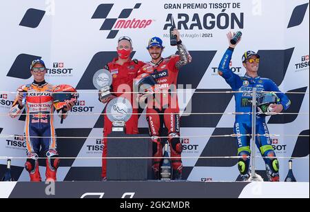 Alcaniz, Spanien. September 2021. Der Spanier Marc Marquez Repsol (1. L) vom Honda Team, der Italiener Francesco Bagnaia (2. R) vom Ducati Lenovo Team und der Spanier Joan mir (1. R) vom Team Suzuki Ecstar stehen nach dem MotoGP-Rennen von Aragon Grand Prix in Alcaniz, Spanien, am 12. September 2021 auf dem Podium. Quelle: Str/Xinhua/Alamy Live News Stockfoto