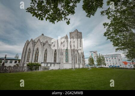 Außenansicht von reykjavik domkirkja, einer neogothischen Kirche im Zentrum von Reykjavik an einem bewölkten Sommertag. Stockfoto