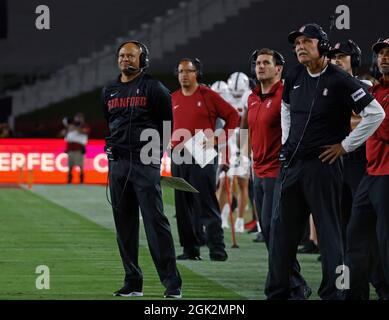 11. September 2021 der Cheftrainer des Stanford Cardinal, David Shaw, ist während des NCAA-Fußballspiels zwischen den USC-Trojanern und dem Stanford Cardinal im Los Angeles Coliseum in Los Angeles, Kalifornien, in Aktion. Obligatorischer Bildnachweis: Charles Baus/CSM Stockfoto