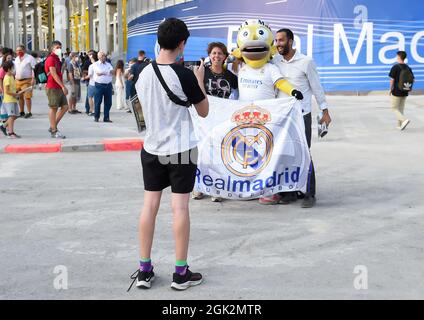 Madrid, Spanien. September 2021. Fans werden vor dem wiedereröffneten Santiago Bernabeu Stadion vor einem Fußballspiel der spanischen Liga zwischen Real Madrid und RC Celta in Madrid, Spanien, am 12. September 2021, gesehen. Kredit: Gustavo Valiente/Xinhua/Alamy Live Nachrichten Stockfoto