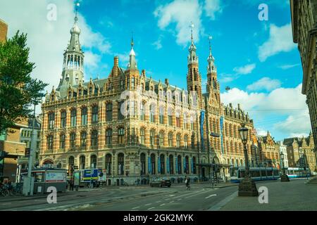 Amsterdam Niederlande August 19 2017;kunstvolle Architektur des alten Amsterdamer Postamtes, jetzt ein nobezeichnendes Einkaufszentrum und ein berühmtes Wahrzeichen von der Straße. Stockfoto