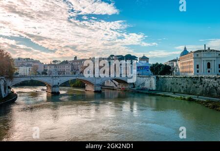 Abendansicht von Lungotevere in Sassia und Ponte Vittorio Emanuele II, einer Brücke mit drei Bögen über den Tiber, im historischen Zentrum von Rom. Stockfoto