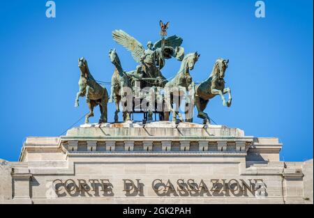 Die bronzene Quadriga, über der Fassade des Justizpalastes in Rom, Italien. Es wurde 1926 von dem Bildhauer Ettore Ximenes eingerichtet. Stockfoto