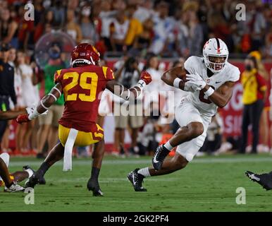 11. September 2021 der Kardinal-Empfänger Elijah Higgins #6 aus Stanford trägt den Ball während des NCAA-Fußballspiels zwischen den USC-Trojanern und dem Kardinal aus Stanford im Los Angeles Coliseum in Los Angeles, Kalifornien. Obligatorischer Bildnachweis: Charles Baus/CSM Stockfoto