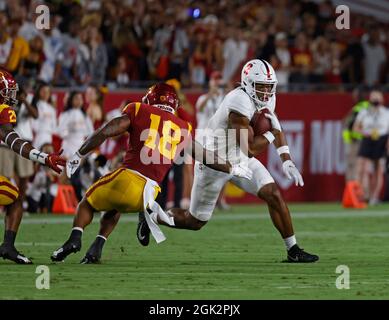 11. September 2021 der Kardinal-Empfänger Elijah Higgins #6 aus Stanford trägt den Ball während des NCAA-Fußballspiels zwischen den USC-Trojanern und dem Kardinal aus Stanford im Los Angeles Coliseum in Los Angeles, Kalifornien. Obligatorischer Bildnachweis: Charles Baus/CSM Stockfoto