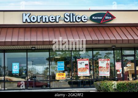 Humble, Texas USA 11-20-2019: Korner Slice Pizza Storefront in Humble, TX. Auf der Speisekarte stehen frisch zubereitete Gourmet-Pizzas, Pasta, Salate und Subs. Stockfoto