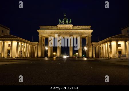 Berlin, Deutschland. September 2021. Das Brandenburger Tor wird am frühen Morgen von zahlreichen Scheinwerfern beleuchtet. Quelle: Annette Riedl/dpa/Alamy Live News Stockfoto