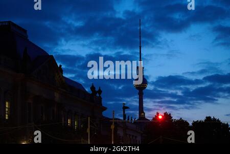 Berlin, Deutschland. September 2021. Die Umrisse der Dächer der Staatsbibliothek, der Humboldt-Universität und des Fernsehturms sind gegen den leicht bewölkten Morgenhimmel zu sehen. Quelle: Annette Riedl/dpa/Alamy Live News Stockfoto