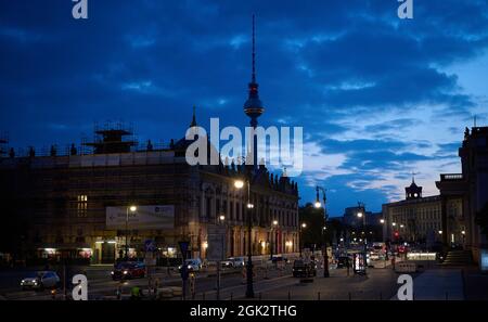 Berlin, Deutschland. September 2021. Die Umrisse der Dächer der Humboldt-Universität, des Doms und des Fernsehturms sind gegen den leicht bewölkten Morgenhimmel zu sehen. Quelle: Annette Riedl/dpa/Alamy Live News Stockfoto