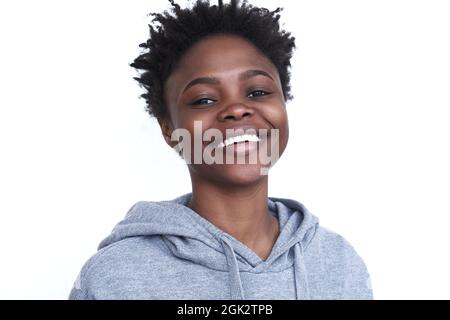 Nahaufnahme einer afroamerikanischen Frau, die direkt in die Kamera blickt. Eine junge Frau lächelt in einer Sportuniform auf weißem Hintergrund. Hochwertige Fotos Stockfoto