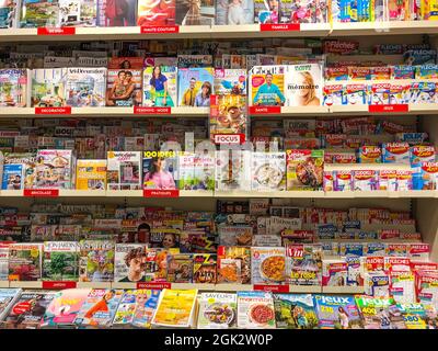 Bordeaux , Aquitaine Frankreich - 09 10 2021, inneneinrichtung eines französischen Presseladens mit Zeitschriften- und Zeitungsdruckmaschinen in den Regalen Stockfoto