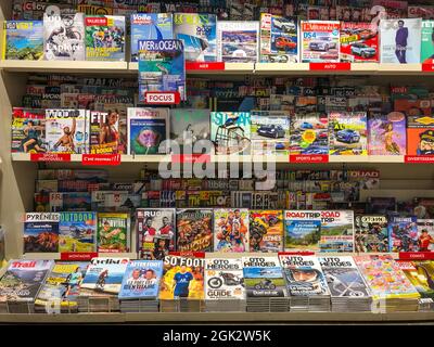 Bordeaux , Aquitaine Frankreich - 09 10 2021, inneneinrichtung eines französischen Presseladens mit Zeitschriften- und Zeitungsdruckmaschinen in den Regalen Stockfoto