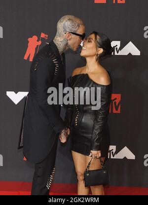 Travis Barker, Kourtney Kardashian werden bei den MTV Video Music Awards 2021 am 12. September 2021 im Barclays Center in New York City in Brooklyn gesehen, wie sie sich am roten Karper küssen. Foto: Jeremy Smith/imageSPACE Stockfoto