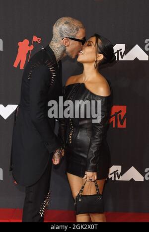 Travis Barker, Kourtney Kardashian werden bei den MTV Video Music Awards 2021 am 12. September 2021 im Barclays Center in New York City in Brooklyn gesehen, wie sie sich am roten Karper küssen. Foto: Jeremy Smith/imageSPACE Stockfoto