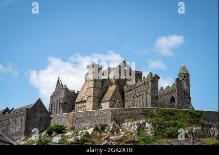 Cashel, Irland - 16. Juli 2021: Die Ruinen des Rock of Cashel Stockfoto