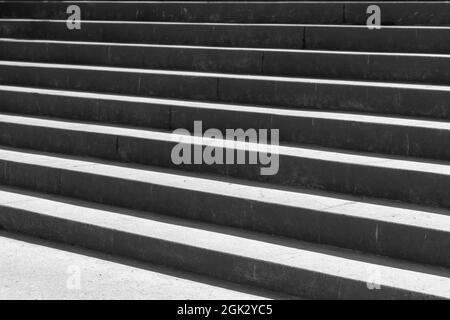 Schattenmuster einer leeren Treppe aus Stein. Abstraktes architektonisches Hintergrundbild Stockfoto