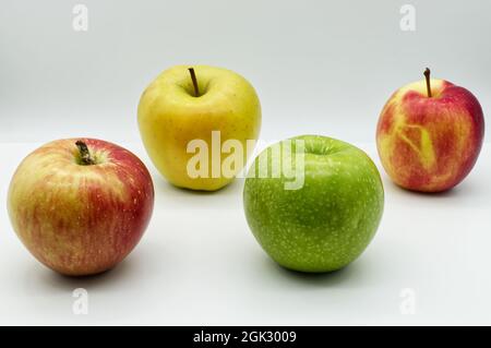 Vier verschiedene Sorten von reifen Äpfeln isoliert auf weißem Hintergrund Stockfoto