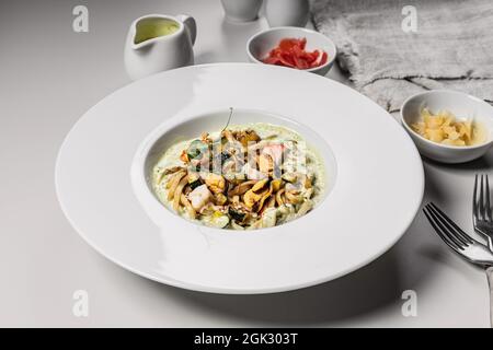 Pasta mit Meeresfrüchten. Traditionelle italienische Spaghetti mit Garnelen, Muscheln und Tintenfisch mit einer würzigen Sauce. Mediterrane Küche. Speicherplatz kopieren Stockfoto