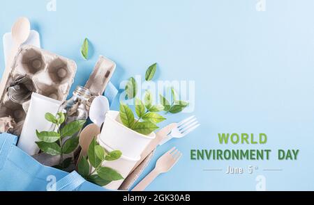 Weltumwelttag, gehen Sie grün, Recycling und Eco-Konzept, verschiedene Abfallmaterialien auf pastellblauem Hintergrund. Stockfoto