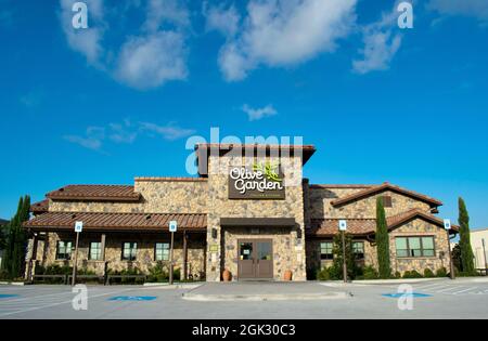 Humble, Texas USA 08-22-2019: Außenansicht des Olive Garden Restaurants in Humble, TX. Stockfoto
