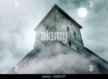 Turm und Mauer der mittelalterlichen Burg, Festung während nebliger Nacht mit Mondlicht. Ziegelsteinschloss in gruseliger Nacht Stockfoto